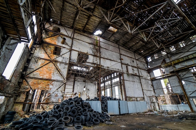 Edifício industrial abandonado Ruínas de uma antiga fábrica