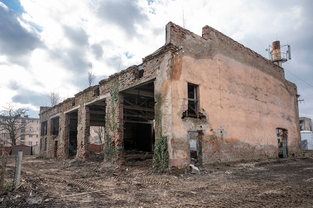 Foto edifício industrial de tijolo vermelho abandonado, oficina em ruínas