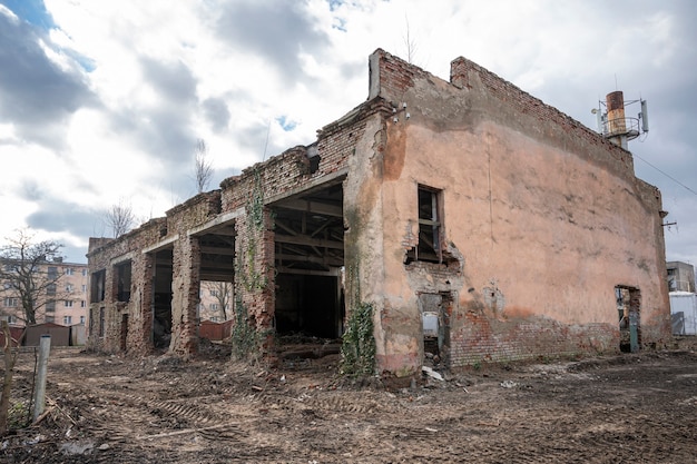 Foto edificio industrial de ladrillo rojo abandonado, taller en ruinas