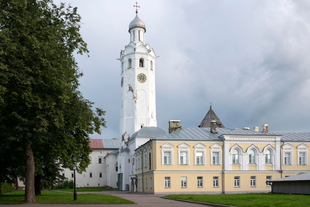 Edifício Ioanovsky e a Torre do Relógio de Novgorod Kremlin em um dia de verão Veliky Novgorod Rússia