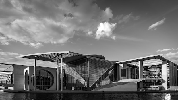 Edificio junto al río contra el cielo