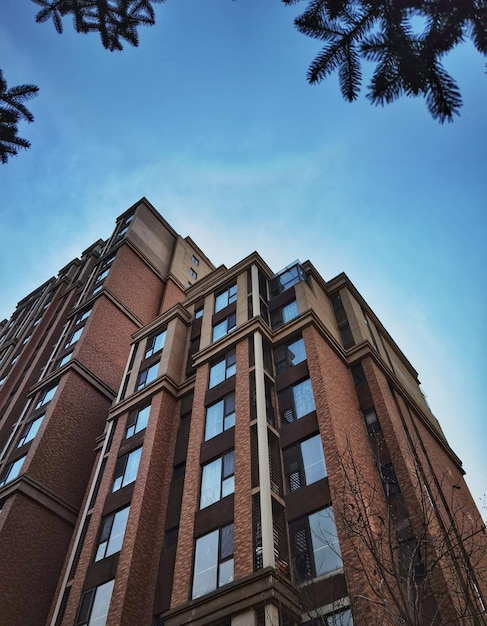 Un edificio de ladrillo con un cielo azul de fondo