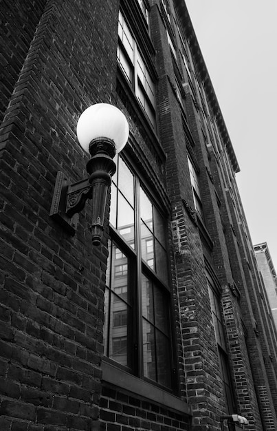 Un edificio de ladrillo con una luz en el exterior.