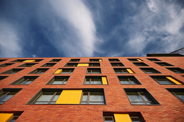 Edificio de ladrillo moderno bajo el cielo nublado