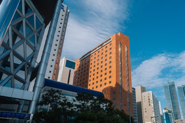 Edificio de ladrillo naranja en EE. UU.