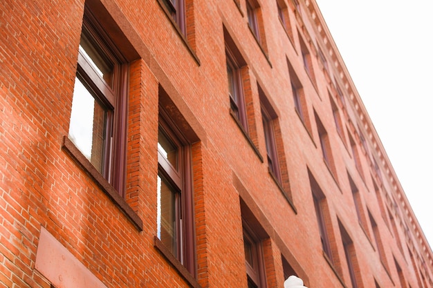 Un edificio de ladrillo rojo con un letrero en la parte superior que dice "la palabra" en él "