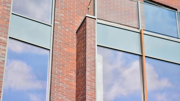 un edificio de ladrillo con una ventana que dice " e. "