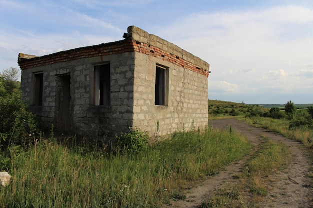 Un edificio de ladrillos en un campo de hierba