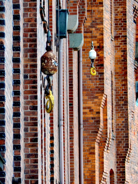 Foto un edificio de ladrillos con un letrero que dice 