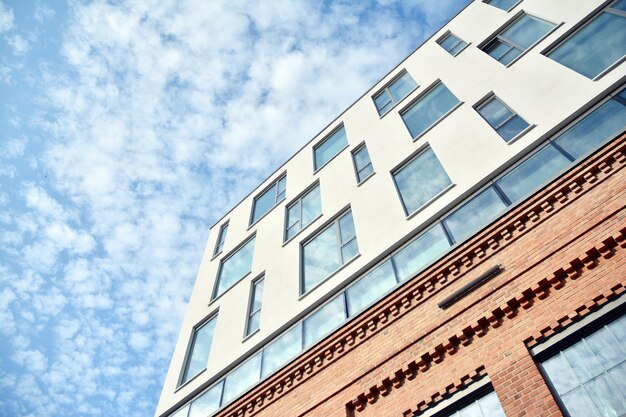 un edificio con un letrero que dice "h" en él