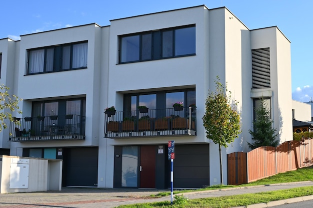 un edificio con un letrero que dice la hora de las 5 00
