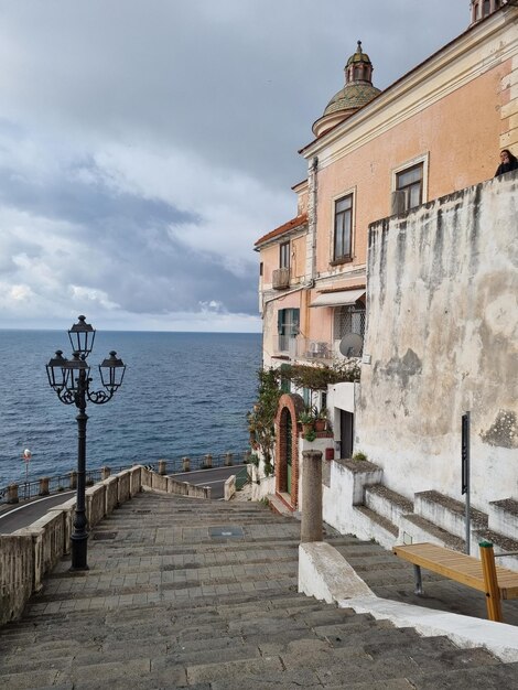 Foto un edificio con un letrero que dice el nombre del mar