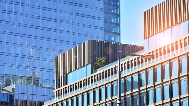 un edificio con un letrero que dice "nueva york" al costado.