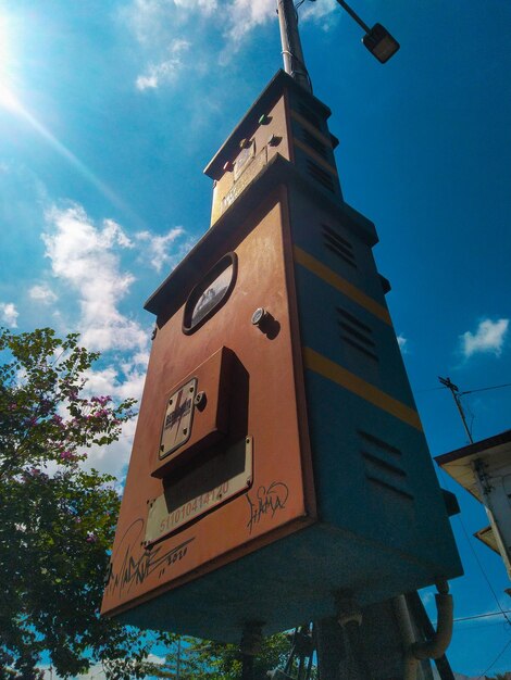 Foto un edificio con un letrero que dice 'el número 1' en él