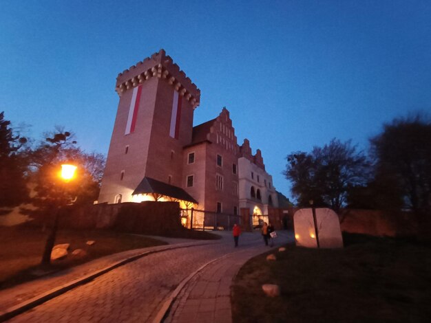 Un edificio con un letrero rojo que dice castillo.