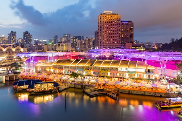 Edificio ligero colorido en la noche en Clarke Quay, Singapur.