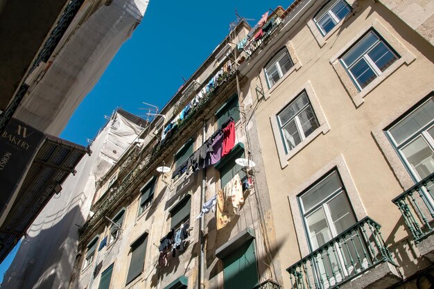 un edificio con una línea de ropa en el lado de él