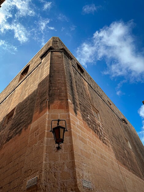 un edificio con una luz en su lado y una luz en el lado de él