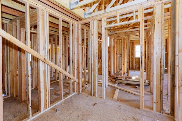 Edificio de madera inacabado o una casa en construcción