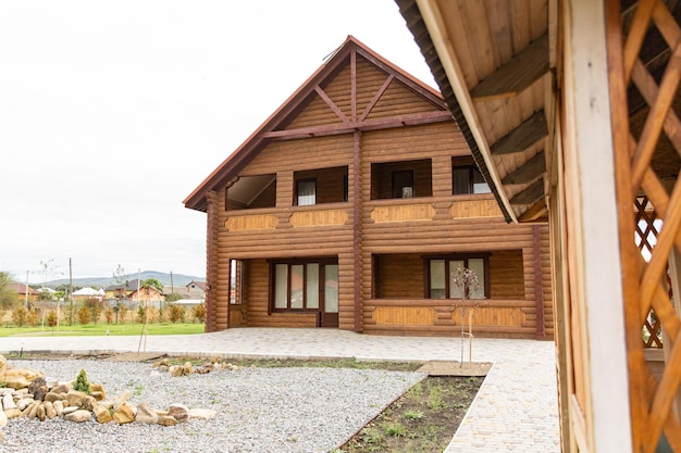 Un edificio de madera con la palabra grand en el frente.