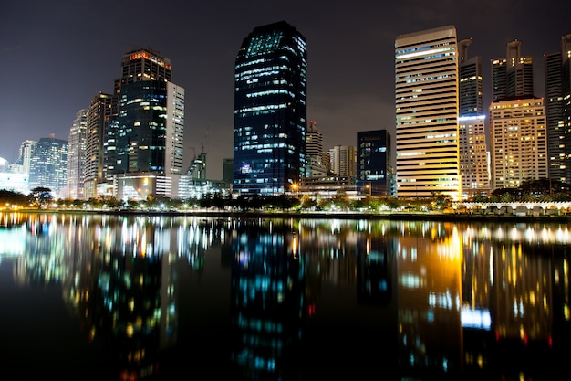 El edificio más alto en Bangkok, en la noche.