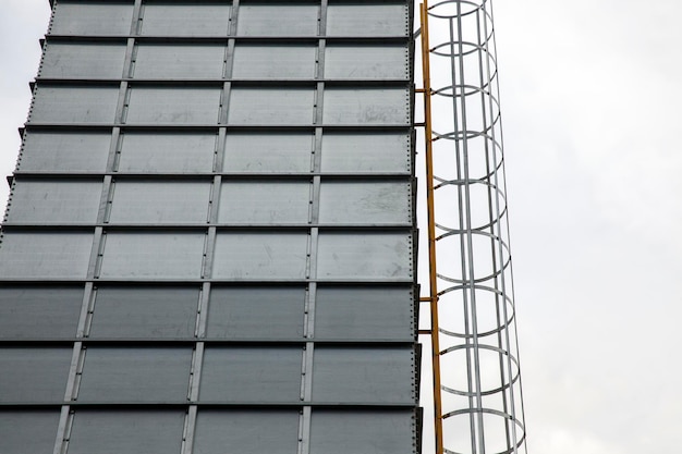 Un edificio de metal en una empresa industrial.