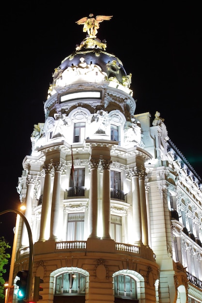 Edificio Metrópolis en Madrid por la noche España