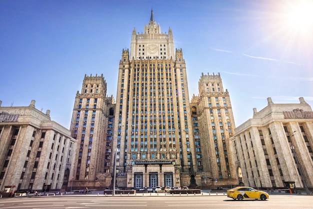 El edificio del Ministerio de Relaciones Exteriores en el Garden Ring en Moscú en una soleada mañana de verano