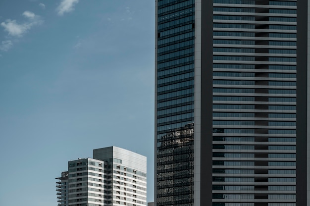 Edifício moderno centro de negócios em um dia ensolarado