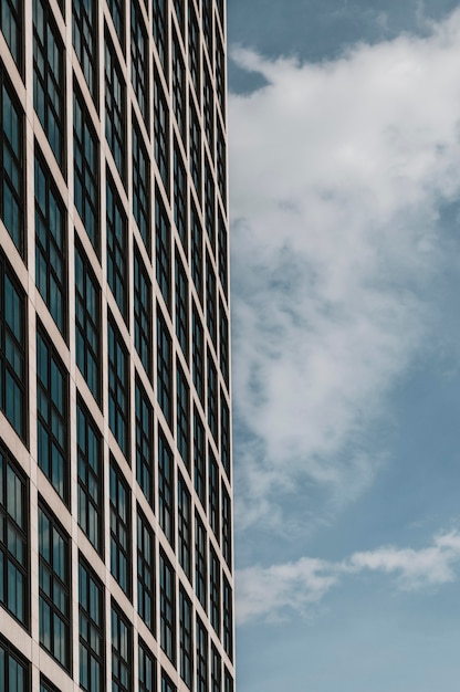 Foto edificio moderno del centro de negocios en un día soleado