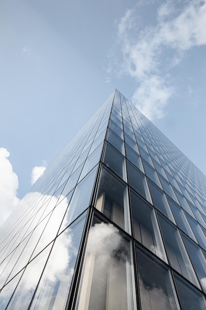 Edificio moderno y cielo nublado en el fondo