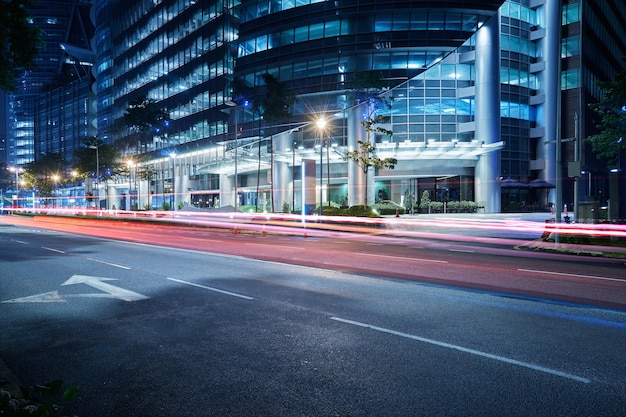 Edifício moderno com trilhas leves no fundo da cena noturna