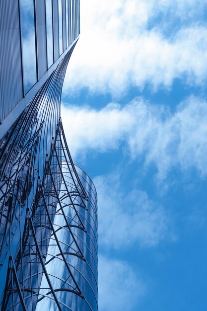 Edifício moderno com vista de baixo e céu azul nublado