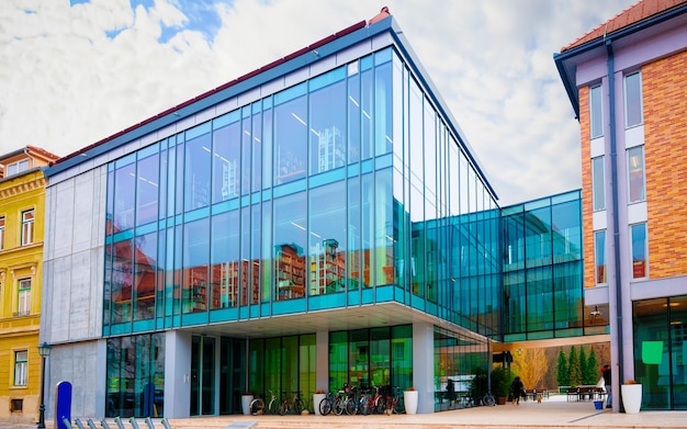 Edifício moderno da biblioteca de vidro no centro da cidade velha de Celje, na Eslovénia. Exterior complexo de arquitetura