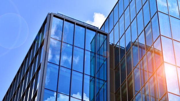 Edifício moderno de vidro com vista de fundo do céu azul e detalhes da arquitetura Abstrato urbano