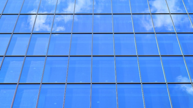 Edifício moderno de vidro com vista de fundo do céu azul e detalhes da arquitetura Abstrato urbano