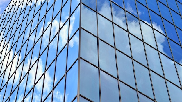 Edifício moderno de vidro com vista de fundo do céu azul e detalhes da arquitetura Abstrato urbano