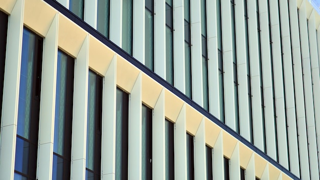 Edifício moderno de vidro com vista de fundo do céu azul e detalhes da arquitetura Abstrato urbano