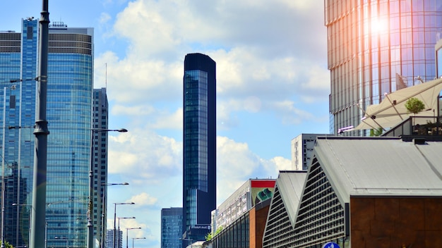 Edifício moderno de vidro com vista de fundo do céu azul e detalhes da arquitetura Abstrato urbano