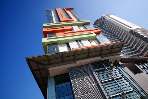 edificio moderno en un día soleado y un cielo azul claro