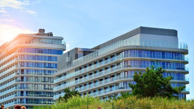 Edifício moderno e bonito de um hotel de luxo.