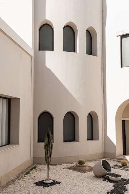 Edifício moderno em estilo oriental com janelas e sombras da luz do sol nas paredes bege