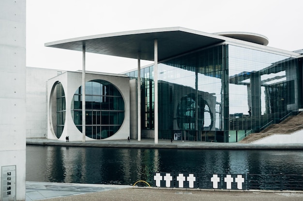 Edifício moderno junto à piscina contra o céu claro na cidade