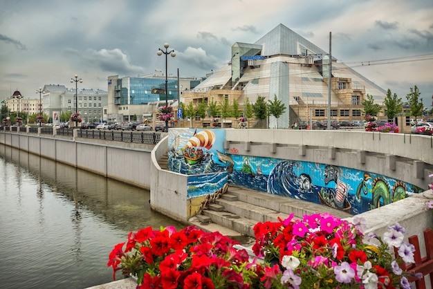 Edificio moderno en Kazán, en forma de pirámide en un canal