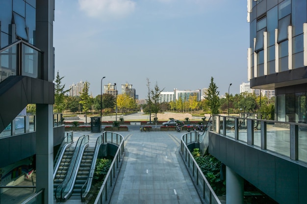 Edificio moderno de negocios de la ciudad y terreno vacío