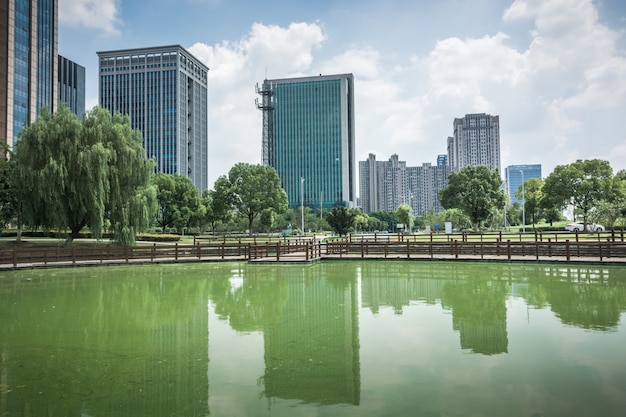 Edificio moderno de negocios junto al pequeño lago