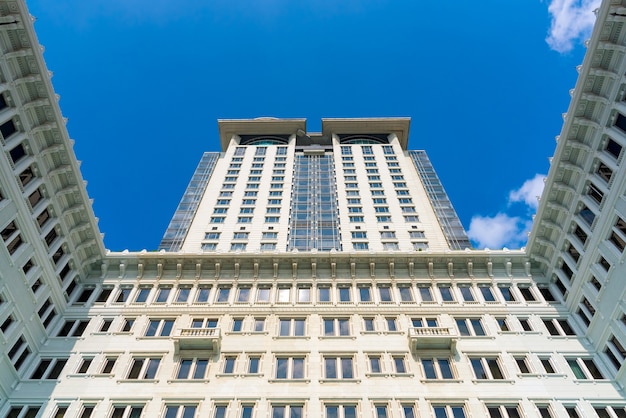 Foto edifício moderno no parque público em hong kong