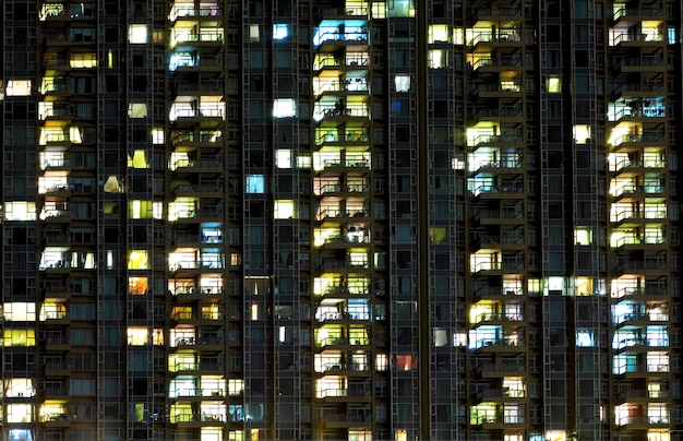 Edificio moderno en la noche