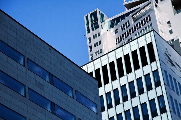 Edificio moderno de oficinas financieras