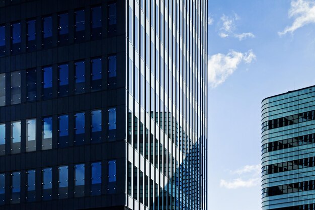 Edificio moderno de oficinas financieras